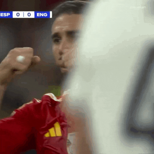 アーロン・ロジャースは新しいヘルメットと格闘し続けています😅