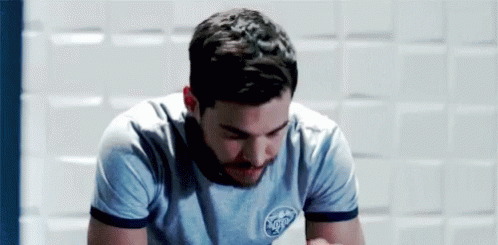 So Lena knows it's Mon-el even with the beard but she still doesn't know Kara is Supergirl because of the glasses, seriously?