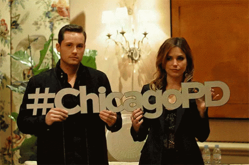 i miss sophia bush live tweeting with the cast and her awesome behind the scene snapchat stories😭