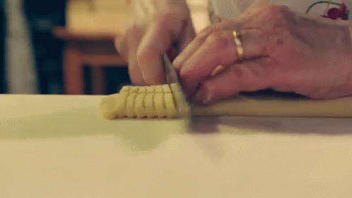 Gli uomini cercano quelle belle ma poi vanno da quelle che fanno le tagliatelle... Fantastica!!!