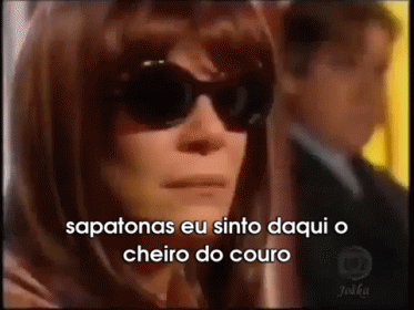 a parte que Xena fala que não era arco envenenado ou mordida de vampiro aí ela levando o cabelo e joxer fala que e um chupão
Gabrielle olha pro lado td sem graça